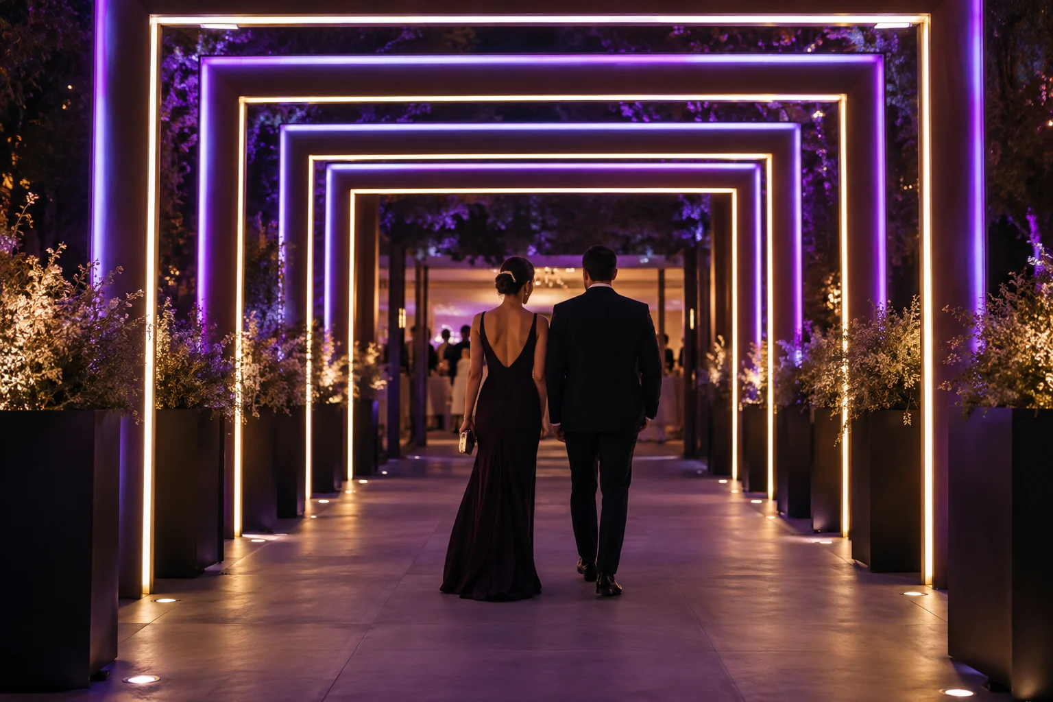 Túnel de luces LED violetas y blancas como referencia de ambientación